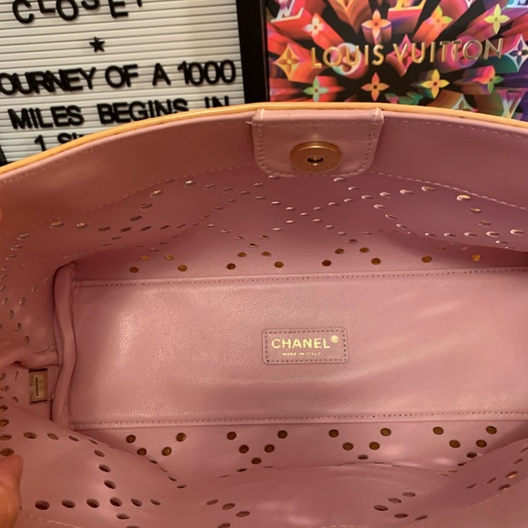 💯 Authentic Chanel Cream Perforated Shopper - Picture 2 of 16